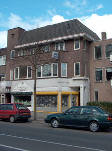 819861 Gezicht op de voorgevel van de panden Amsterdamsestraatweg 443 (Metz-Verlichting, rechts) en 443a (Juwelier ...